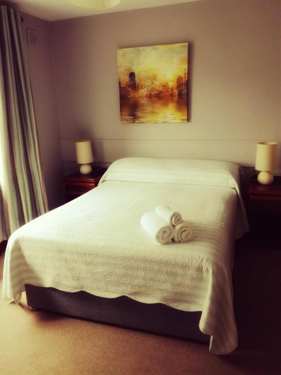 Amber Lodge Budget Accommodation 골웨이 외부 사진